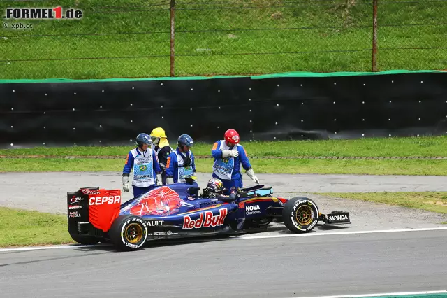 Foto zur News: Alonso kann das Rennen in Angriff nehmen, spielt als 15. mit einer Runde Rückstand, 9,3 Sekunden hinter Teamkollege Jenson Button, aber keine Rolle. Für seinen Landsmann Carlos Sainz ist der Arbeitstag schon vorbei, bevor er überhaupt beginnt: Kupplungsschaden auf dem Weg in die Startaufstellung, Start aus der Boxengasse, Ausfall. Und vor dem Saisonfinale 18:49 Punkte gegen Toro-Rosso-Sensation Max Verstappen, der das Glück im gemeinsamen Premierenjahr eher hold ist.