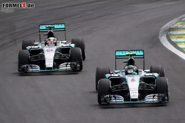 Foto zur News: Ab Runde 20 scheint Leader Rosberg die Kontrolle zu verlieren: Nach dem ersten Boxenstopp erhöht Hamilton den Druck, taucht im Senna-S einmal neben seinem Teamkollegen auf - muss dann aber doch wieder abreißen lassen: "Unmöglich, da hinterherzufahren!" Seinem Wunsch, eine andere Strategie ausprobieren zu dürfen als Rosberg, kommt Mercedes aus teamtaktischen (Fairness-)Gründen nicht nach.