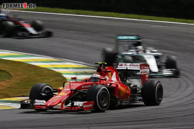 Foto zur News: Die Mercedes-Crew fertigt Hamilton auch beim zweiten Boxenstopp schneller ab, doch der Weltmeister bleibt wieder hinter Rosberg. Und hat kurzzeitig auch noch Räikkönen als Puffer vor sich, weil der an der ursprünglichen Zweistoppstrategie festhält, während Vettel mit seinem Speed die Silberpfeile zum Wechsel auf drei Reifenwechsel zwingt. Wenig später lässt Räikkönen Vettel freiwillig durch - weil der um 17 Runden frischere und obendrein auch noch weiche Reifen hat.