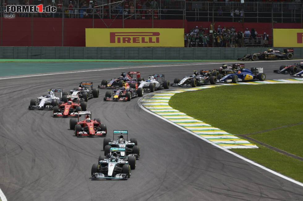 Foto zur News: Der Finne, wegen eines streitbaren Überholmanövers unter roter Flagge im Freien Training vom vierten auf den siebten Startplatz zurückversetzt, überholt schon vor dem Senna-S Nico Hülkenberg (Force India) und Daniil Kwjat (Red Bull).