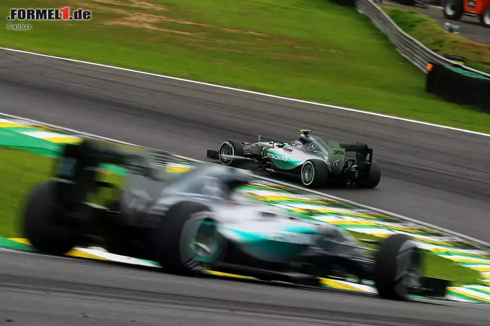 Foto zur News: Die Entscheidung fällt 15 Runden vor Schluss: Hamilton, schon in den Trainings über die neuen Randsteine aggressiver unterwegs als Rosberg, verbremst sich - und funkt wenig später: &quot;Ich habe mir den Unterboden beschädigt.&quot; Trotzdem liegen bei Rosberg die Nerven blank: &quot;Redet nicht mehr mit mir&quot;, schnauzt er seinen Renningenieur an. Am Ende reicht es ganz souverän: 7,7 Sekunden vor Hamilton, 14,2 vor Vettel und 47,5 vor Räikkönen. Der Rest des Feldes ist überrundet.