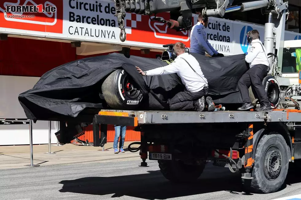 Foto zur News: Position 1: Das Mysterium 2015. Fernando Alonso kommt bei den Testfahrten in Barcelona in der schnellen Kurve 3 von der Strecke ab, kollidiert mit der Mauer und verletzt sich am Kopf, weshalb er sogar den Saisonstart verpasst. Aufgeklärt wird der Unfall nie - Theorien gehen vom Stromschlag über eine Windböe bis zu einem Schlaganfall des Spaniers, der sich an nichts erinnern kann. McLaren befeuert mit Falschaussagen die Spekulationen.