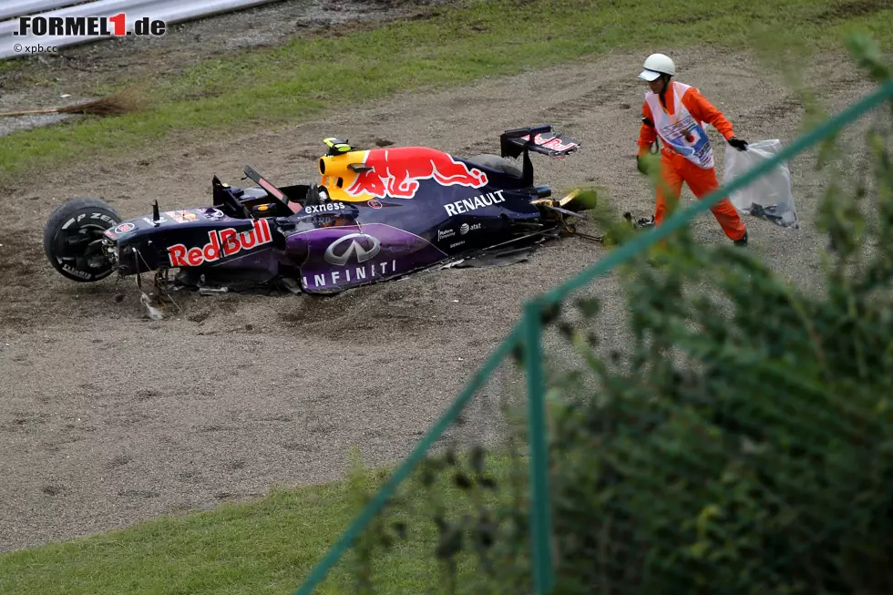 Foto zur News: Position 4: Die Formel 1 hält den Atem an, als Daniil Kwjat 36 Sekunden vor Ende des Suzuka-Qualifyings vor der Haarnadel aufs Gras kommt, in die Mauer prallt und sich überschlägt. Sein Red Bull wird komplett zerstört, er überlebt und bestreitet am Sonntag das Rennen: &quot;Das war der schlimmste Unfall meiner Karriere.&quot;