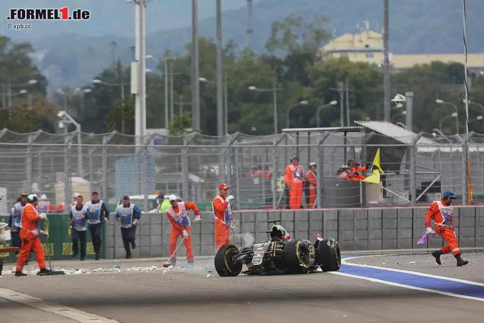 Foto zur News: Position 5: Was für ein Einschlag! Romain Grosjean verliert bei der Verfolgung von Buttons McLaren seinen Lotus bei Tempo 282 km/h in der ultraschnellen Omega-Kurve aus der Kontrolle. Beim Aufprall werden 37 g frei. Auch der Franzose hat Glück und steigt unverletzt aus.