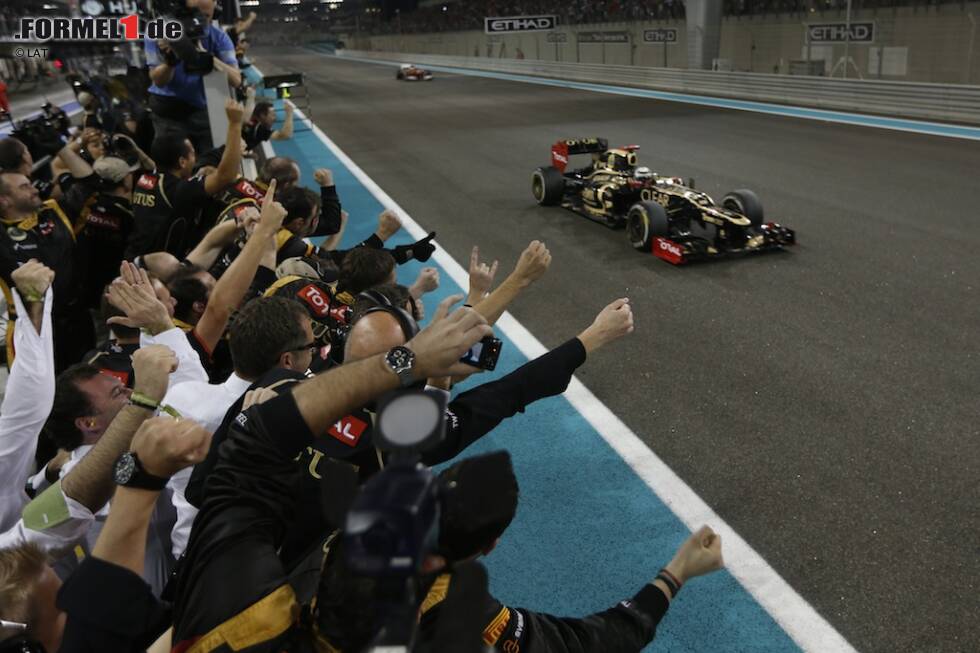 Foto zur News: ...doch 2012 kehrt er zurück: Bei Lotus bekommt er ein gutes Auto und Narrenfreiheit, er gewinnt in Abu Dhabi wieder einen Grand Prix und wird WM-Dritter. Als Gerard Lopez und Co. seine Gehälter nicht mehr zahlen, ist Räikkönen wieder ein gefragter Mann in der Szene und schafft es, Luca di Montezmolo ein zweites Mal die Millionen aus der Tasche zu ziehen.