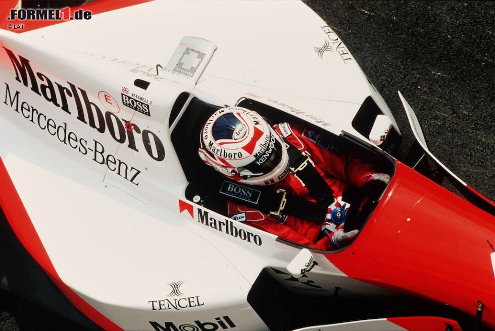 Foto zur News: Die Sache entwickelt sich zum Desaster: Mansell ist zu dick für das neue Auto, passt nicht in das Cockpit und kann beim Saisonauftakt nicht an den Start gehen. Er wird von Mark Blundell ersetzt und erhält einen Monat später einen umgebauten Boliden. Doch auch mit der XXL-Variante läuft es nicht: Mansell kommt mit dem Handling nicht klar, wird in Imola Zehnter, scheidet in Barcelona aus. Er wirft frustriert das Handtuch und beendet seine Karriere endgültig. Nichtsdestotrotz ranken sich 1997 nochmals Gerüchte um ein drittes Comeback bei Jordan, doch das wird nie Wirklichkeit...