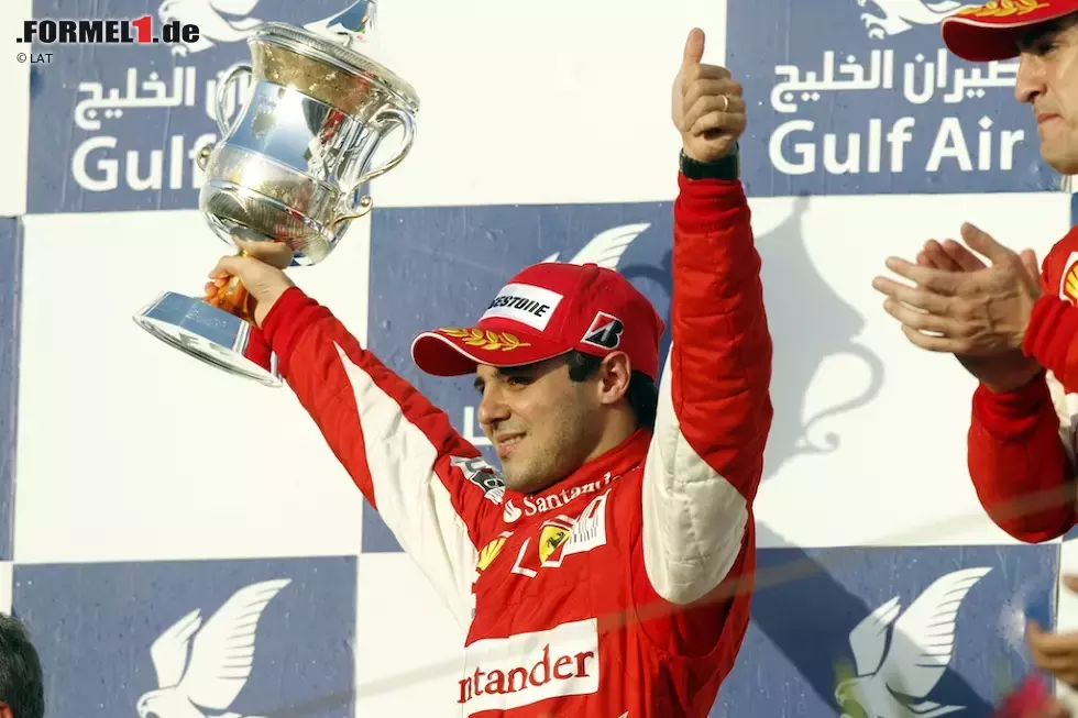 Foto zur News: ...doch schon 2010 ist er an der Seite des neuen Teamkollegen Fernando Alonso zurück. Der Spanier gewinnt in Bahrain seinen ersten Grand Prix in Rot, doch die Herzen der Tifosi schlagen an diesem Tag für Massa. Er wird Zweiter und scheint wieder ganz der Alte zu sein, doch der Erfolg täuscht über die wahren Folgen hinweg: Massa findet nie wieder über einen längeren Zeitraum hinweg zu gewohnter Stärke und muss die Scuderia vier Jahre später verlassen.