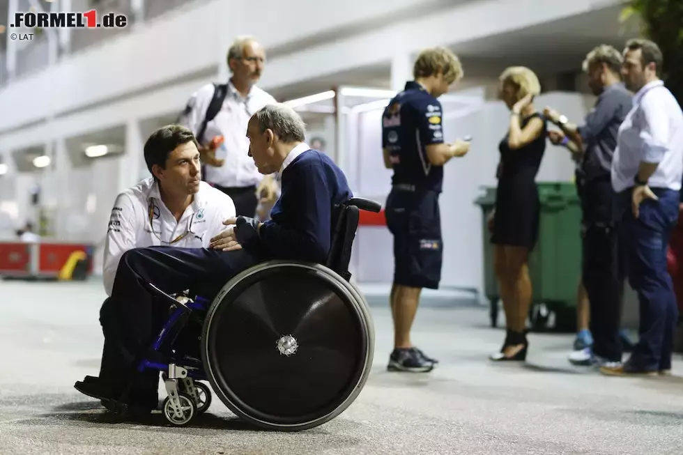 Foto zur News: Williams verliert die Kontrolle über den Wagen, er überschlägt sich, das Auto trifft einen Felsen und der Teamchef wird zwischen Sitz und Dach eingeklemmt - weil er nicht angeschnallt ist. Während Windsor mit leichten Blessuren davonkommt, zieht sich Williams eine Wirbelsäulenverletzung zu und ist fortan querschnittsgelähmt. Rückblickend räumt Williams ein, dass er seinen Unfall hatte kommen sehen: &quot;Ich würde es niemals jemandem empfehlen, so zu fahren wie ich damals fuhr. Man sollte sich immer an die Geschwindigkeitsbegrenzung halten&quot;, betont der mittlerweile 72-Jährige gegenüber &#039;Esquire&#039;. Doch statt mit Verbitterung wegen eines Lebens im Rollstuhl reagiert er mit Tatendrang und Ehrgeiz. Obwohl ihm Erfolgspartner Honda den Rücken kehrt, zu McLaren wechselt und das Projekt am Ende zu sein scheint, holt seine Mannschaft sechs von neun Konstrukteurs-Titeln nach dem verhängnisvollen Samstag, die frühen Neunziger dominiert die Truppe. Selbst als ihn das hohe Alter körperlich extrem schwächt, lässt es sich Williams nicht nehmen, selbst an die Strecken zu kommen.