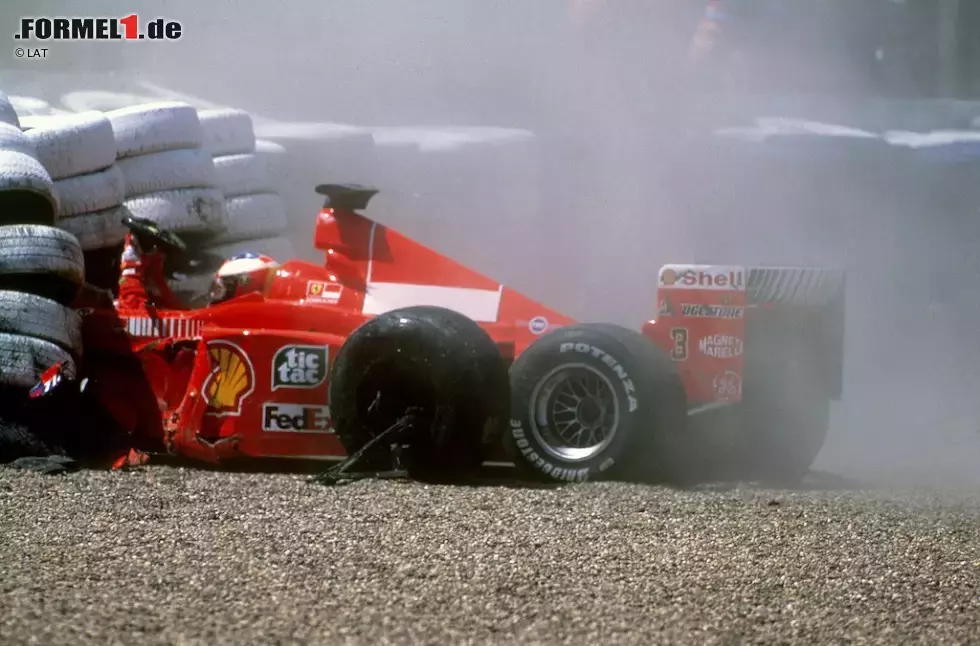 Foto zur News: #02: Michael Schumacher (1999). Beim Großbritannien-Grand-Prix in Silverstone stockt den Fans der Atem: Der Ferrari-Star rauscht in Stowe mit über 200 km/h in die Auslaufzone und kracht in die Reifenstapel, als die Bremsen seines Boliden versagen. Er bricht sich ein Bein und spricht Jahre später über ein Nahtoderlebnis: &quot;Ich liege da und merke, wie ich mich wieder so ein bisschen fange und beruhige und fühle meinen Herzschlag. Und fühle plötzlich, wie mein Herzschlag immer weniger wird und plötzlich komplett aufhört. Lichter gehen aus. Und dann denke ich: &#039;Aha, so fühlt es sich wahrscheinlich an, wenn du dann auf dem Weg nach oben bist.&#039;&quot;