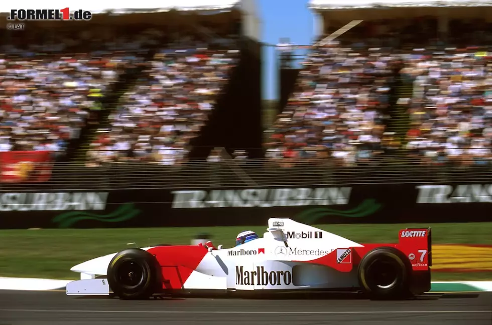 Foto zur News: #08: Mika Häkkinen (1996). Er lässt keinen einzigen Grand Prix aus und doch hängt die Karriere des Mika Häkkinen im Winter 1995/1996 am seidenen Faden: Im Saisonfinale in Adelaide beklagt der Finne im Qualifying einen Reifenschaden, verliert die Kontrolle über den McLaren MP4-10 und schlägt seitlich in die Mauer ein. Formel-1-Rennarzt Sid Watkins rettet sein Leben, indem er noch an der Unfallstelle einen Luftröhrenschnitt durchführt, um Häkkinen trotz stark geschwollener Zunge das Atmen zu ermöglichen. Noch schlimmer: Er erleidet ein Schädel-Hirn-Trauma und befindet sich kurzzeitig im Koma. Als die neue Saison - wieder in Australien - beginnt, ist Häkkinen zurück. Er wird Fünfter und holt später zwei WM-Titel.