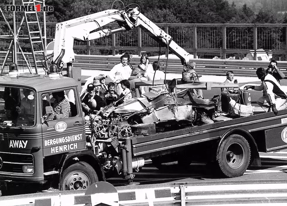 Foto zur News: #01: Niki Lauda (1976). Viele, die seinen Feuerunfall 1976 auf der Nürburgring-Nordschleife sehen, glauben nicht, dass Niki Lauda seinem Ferrari 312T lebend entkommt. Doch dank Arturo Merzario und weiteren mutigen Fahrern überlebt der Österreicher das 800 Grad Celsius heiße Inferno mit schweren Verbrennungen am ganzen Körper und einer von giftigen Dämpfen verätzten Lunge. Anschließend übersteht er im Krankenhaus ein weiteres Martyrium und sieht dabei zu, wie sich Erzrivale James Hunt &quot;seinen&quot; Weltmeister-Titel unter den Nagel reißt. Doch...