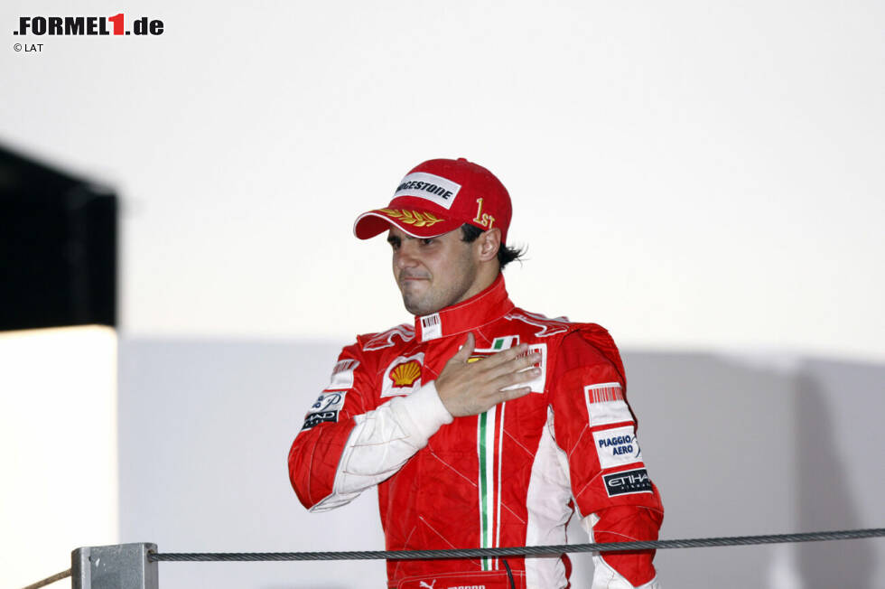 Foto zur News: Platz 5: Felipe Massa ist 2008 der Leidtragende im engsten WM-Finale aller Zeiten. Der Brasilianer gewinnt sein Heimrennen in Interlagos und wähnt sich bereits als Champion. Doch weil Lewis Hamilton Timo Glock auf den letzten Metern noch überholt, ist der Brite Weltmeister. Für Massa ist es gleichzeitig der letzte Formel-1-Sieg. 2009 wird er in Ungarn bei hoher Geschwindigkeit von einer losgelösten Metallfeder eines Brawn-Autos erwischt und schwer am Kopf verletzt. Zu seiner Form von 2008 findet der damalige Ferrari-Pilot nicht wieder zurück. Gesamtbilanz: Elf Siege, eine Vizeweltmeisterschaft.