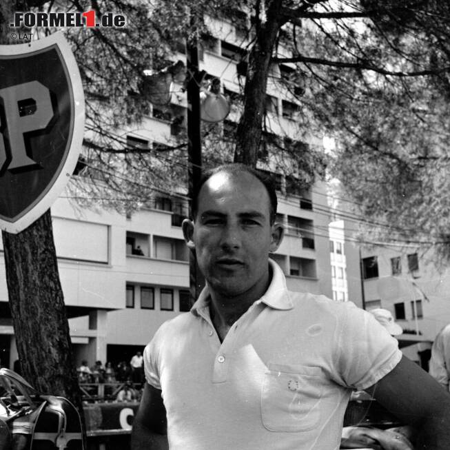 Foto zur News: Platz 1: Stirling Moss ist ohne Frage eine der tragischsten Figuren der Formel-1-Geschichte. Zwischen 1955 und 1958 muss sich der Brite viermal in Folge mit der Vizeweltmeisterschaft abfinden - Den Titel gewinnt er nie. In den ersten drei Jahren unterliegt er zunächst jeweils Überflieger Juan Manuel Fangio. Als der Argentinier 1958 nach einigen Rennen seinen Rücktritt bekanntgibt, scheint die Stunde von Moss endlich geschlagen zu haben. Der Brite liefert sich einen engen Kampf mit seinem Landsmann Mike Hawthorn. Beim Saisonfinale in Marokko gewinnt Moss, doch dahinter muss Phil Hill seinem Ferrari-Teamkollegen Hawthorn Rang zwei überlassen, wodurch der Brite sich den Titel mit einem Punkt Vorsprung sichert. Moss fährt noch bis 1961 weiter und wird noch dreimal WM-Dritter. Gesamtbilanz: 16 Siege, vier Vizeweltmeisterschaften.