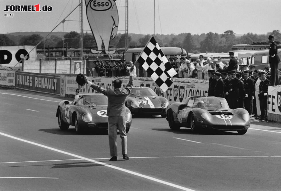 Foto zur News: Fünf Jahre zuvor kann Rindt noch über den Sieg bei den 24 Stunden von Le Mans jubeln. Zusammen mit den beiden US-Amerikanern Ed Hugus und Masten Gregory siegt Rindt auf einem Ferrari 250LM (hier links im Bild). Es ist das erste Mal, dass ein Fahrertrio in Le Mans gewinnt.