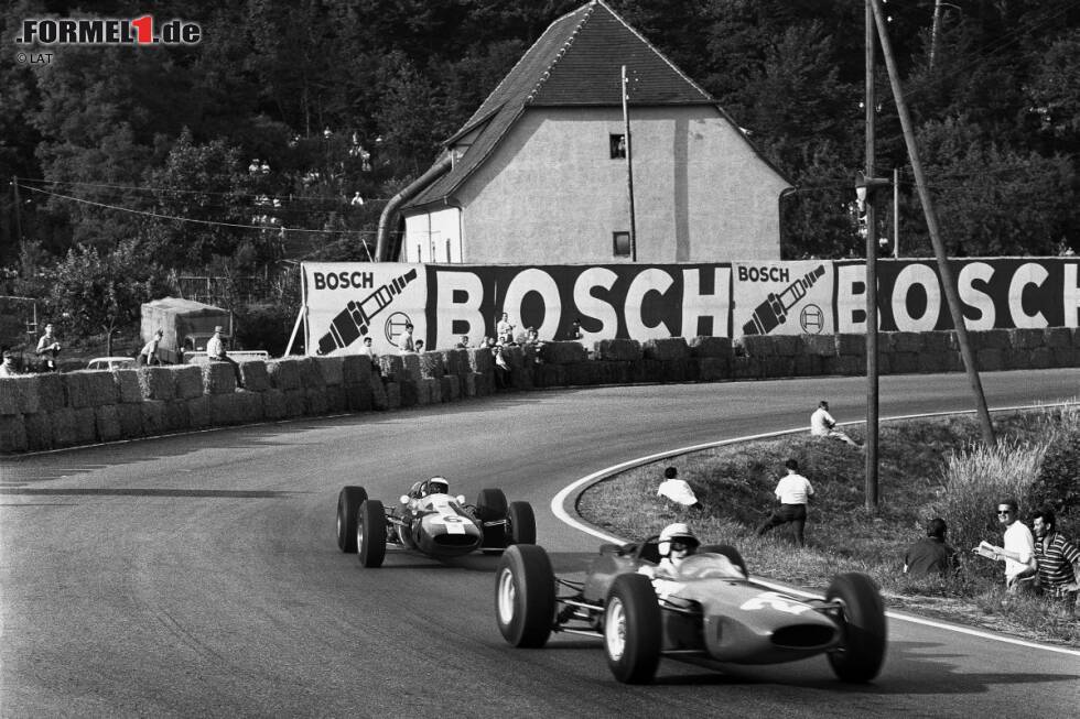 Foto zur News: 1964: Den prozentual gesehen größten Rückstand holt John Surtees auf, nachdem er mit seinem Ferrari einen Rückstand von 20 Punkten (67 Prozent) bei Halbzeit der Saison 1964 in den Gewinn des WM-Titels umwandelt. &quot;Halbzeitmeister&quot; Jim Clark (Lotus) wird in der zweiten Saisonhälfte dreimal in Folge von einem technischen Defekt gestoppt. Am Saisonende ist der Schotte mit acht Punkten Rückstand auf Weltmeister Surtees nur WM-Dritter.