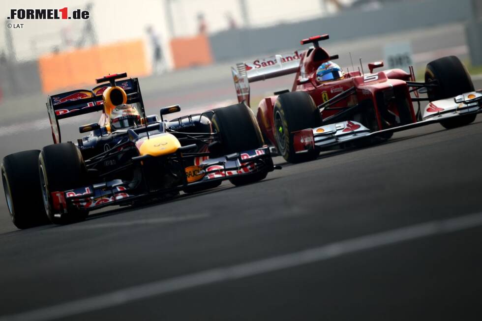 Foto zur News: 2012: Nach zehn von 20 Rennen der Saison weist Sebastian Vettel (Red Bull) als Tabellendritter einen Rückstand von 44 Punkten (29 Prozent) auf WM-Spitzenreiter Fernando Alonso (Ferrari) auf. In der zweiten Saisonhälfte lässt Vettel sowohl seinen eigenen Teamkollegen Mark Webber als auch Alonso hinter sich und setzt sich nach dem dramatischen Saisonfinale in Sao Paulo seine dritte WM-Krone auf.