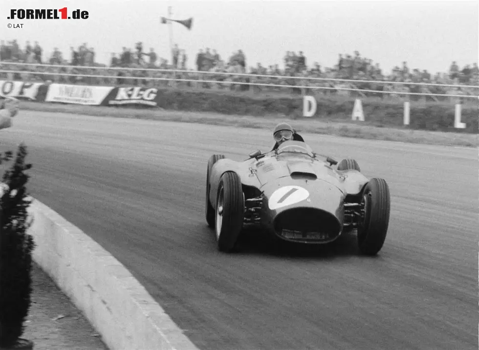 Foto zur News: #2 Juan Manuel Fangio 1956: Inklusive des Indy 500 umfasst die Saison acht Rennen. Wie schon Ascari 1952 und 1953, so lässt auch der Argentinier den US-Klassiker aus. Mit dem Ferrari D50 steht Fangio auf dem Weg zum vierten seiner fünf WM-Titel bei sieben Rennen sechsmal auf der Pole-Position: 85,71 Prozent. Doch selbst dieser Wert reicht in den Top 10 nur für Platz zwei.