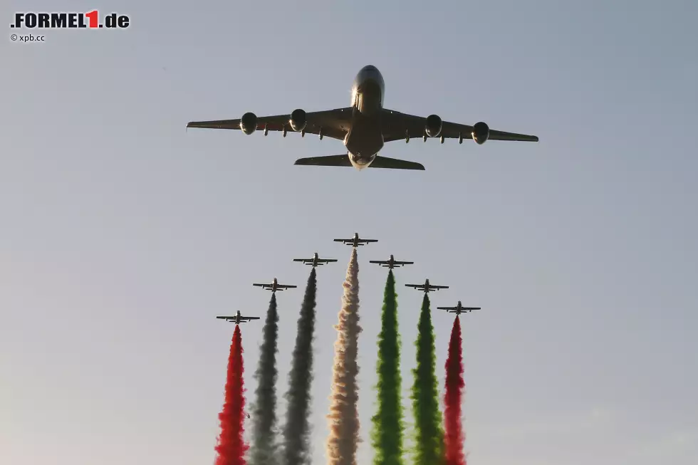 Foto zur News: Der Airbus A380 von Grand-Prix-Sponsor Etihad ist in Abu Dhabi nichts Neues mehr, seine Begleitstaffel Al Fursan aber schon: Gleich sieben Aermacchi-MB-339NAT-Jets flankieren den &quot;Hauptact&quot; im diesjährigen Programm und ziehen eine Kerosinspur in den Farben der Vereinigten Arabischen Emirate. Denn die feiern ihren 44. Nationalfeiertag.