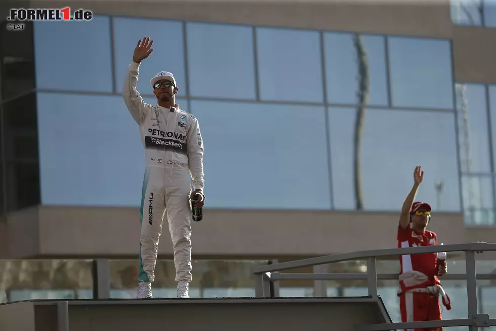 Foto zur News: Man kann ihn mögen oder auch nicht, kalt lässt er jedenfalls keinen. Dass Lewis Hamilton bei der Fahrerparade den Truck zu seiner persönlichen Weltmeister-Bühne umfunktioniert, während alle anderen brav auf der Ladefläche stehen, ist seinen Kollegen wahrscheinlich egal. Der eine oder andere TV-Kommentator kann sich eine Bemerkung dazu aber nicht verkneifen.