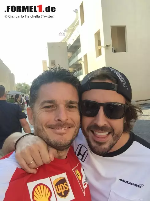 Foto zur News: Wir schließen die Backstage-Saison 2015 mit den zwei besten Selfies des Wochenendes. Erstens: Giancarlo Fisichella und Fernando Alonso. Die beiden ehemaligen Renault-Teamkollegen sind heute gut befreundet. Das war, wir erinnern uns, nicht immer so.