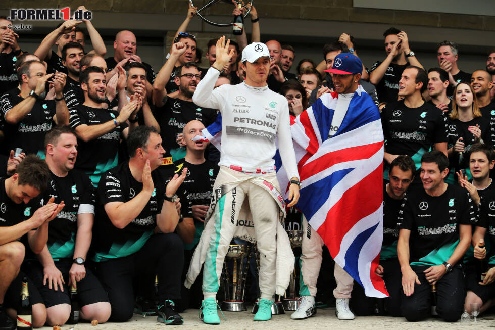 Foto zur News: &quot;Nico, Nico!&quot; Den Verlierer des Wochenendes und der Saison 2015 psychologisch wieder aufzurichten, weiß Sportchef Toto Wolff, wird ein hartes Stück Arbeit. Die Mercedes-Crew beginnt sofort nach der WM-Entscheidung damit und feiert die Nummer 2 mit aufmunternden Sprechchören, ...