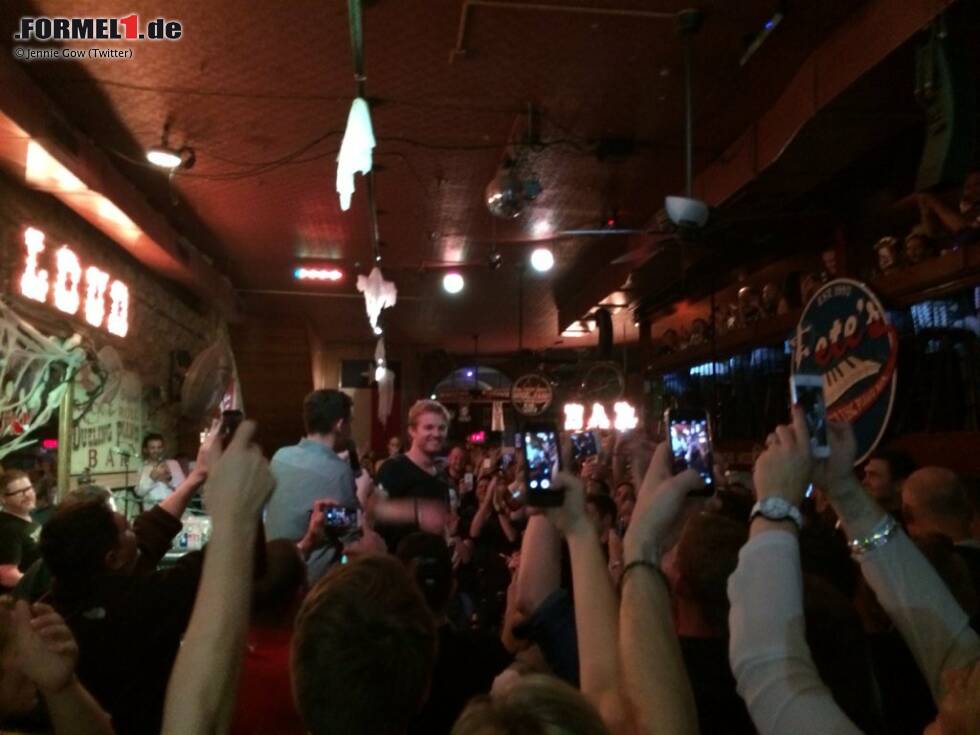 Foto zur News: ... was dann offenbar auch Wirkung zeigt. Zumindest lässt es Rosberg schon ein paar Stunden nach der Zieldurchfahrt in einer Bar in Austin richtig krachen, übrigens gemeinsam mit seinem angeblichen Intimfeind Hamilton. Und schmettert Bon Jovis alten Klassiker &quot;Livin&#039; on a Prayer&quot;.