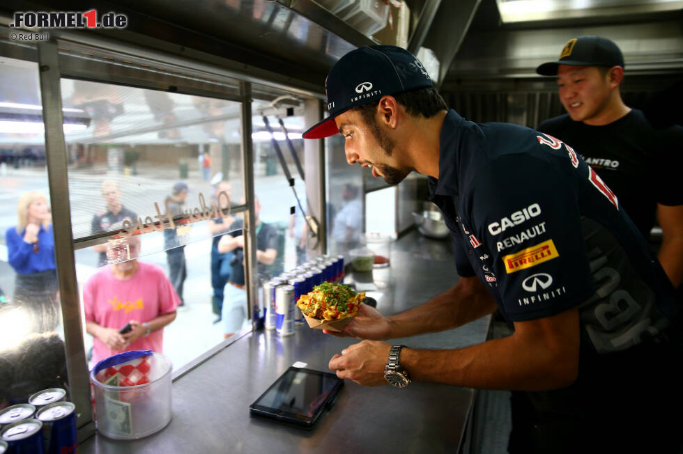 Foto zur News: Und was war in Texas sonst noch los? Sonnyboy Daniel Ricciardo, auch 2015 standesgemäß mit Goatee, macht vor dem Grand Prix ein Schnellpraktikum in einem Food-Truck. Thema: Texanisch-Koreanisch. &quot;Es war ziemlich heiß da drin&quot;, sagt er, &quot;aber die leckeren Aromen machen das wett. Hat Spaß gemacht!&quot;