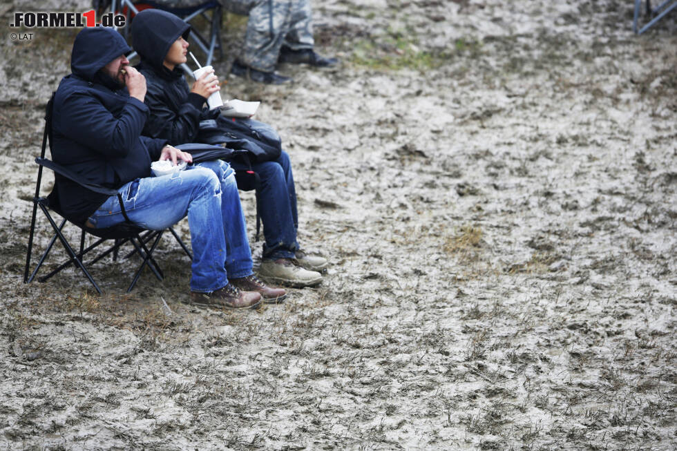 Foto zur News: ... wie übrigens auch der Durchhaltewille der Fans, die am Samstag stundenlang mit ebenso lustigen wie sinnlosen Aktionen unterhalten werden - und am Ende völlig durchnässt nach Hause gehen müssen, ohne eine Minute Qualifying gesehen zu haben.