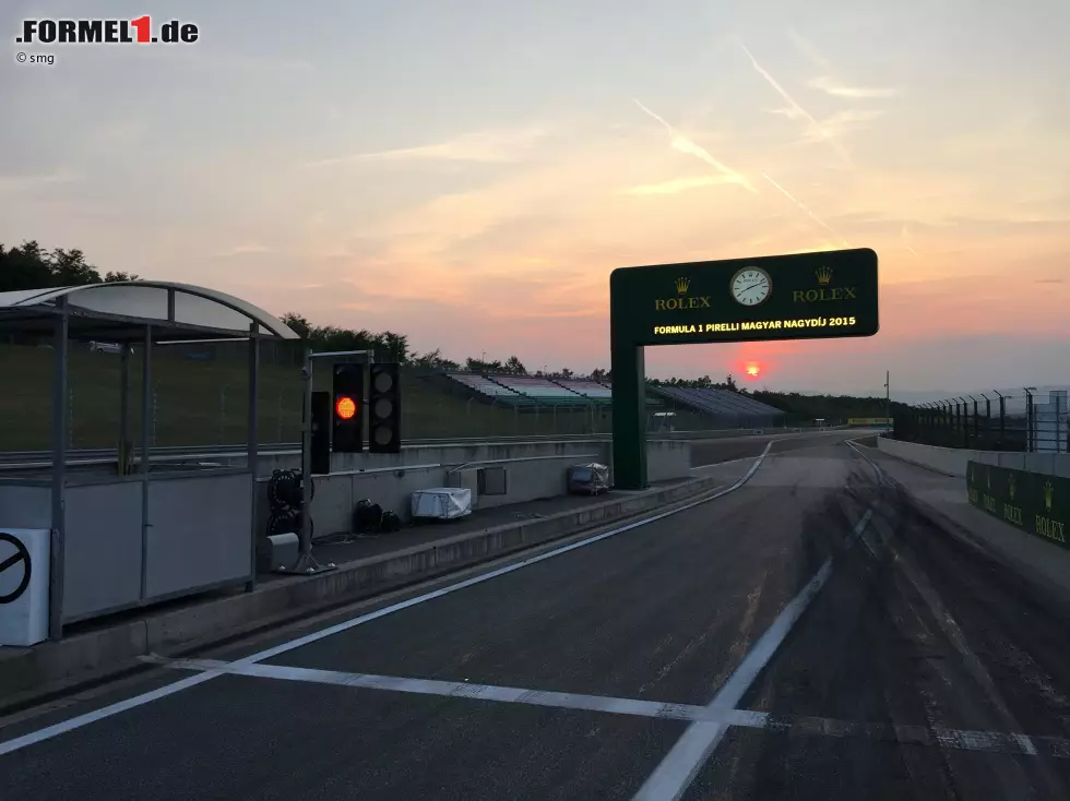 Foto zur News: Bis zu 40 Grad Celsius in Budapest melden Autofahrer am Donnerstag. Als dieser Schnappschuss am Freitagabend entsteht (20:12 Uhr), werden immer noch 30 Grad Celsius gemessen. Was unseren Chefredakteur Christian Nimmervoll nicht davon abhält, um die Strecke zu joggen - in 21:04 Minuten. Lewis Hamilton schafft die gleiche Distanz in 1:22.