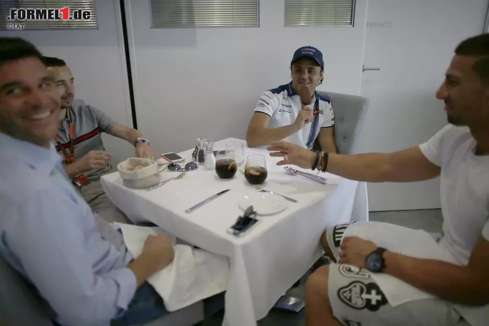 Foto zur News: Also muss Abhilfe gegen die Hitze geschafft werden. Felipe Massa gönnt sich ein Magnum-Eis, wie es bei Lotus dank Sponsor Unilever gratis angeboten wird. Ob er wohl einen weniger auffälligen Dieb in die benachbarte Hospitality geschickt hat?