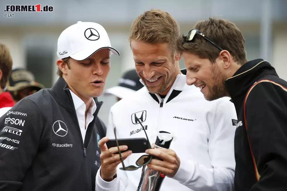 Foto zur News: Boys just wanna have fun: Wer sagt, dass Formel-1-Fahrer heutzutage keinen Spaß mehr haben? Jenson Button teilt, worüber er auch immer gerade lachen mag, mit Nico Rosberg und Romain Grosjean. Man hat das Gefühl: Die Fahrer wachsen unter GPDA-Direktor Alexander Wurz wieder enger zusammen.