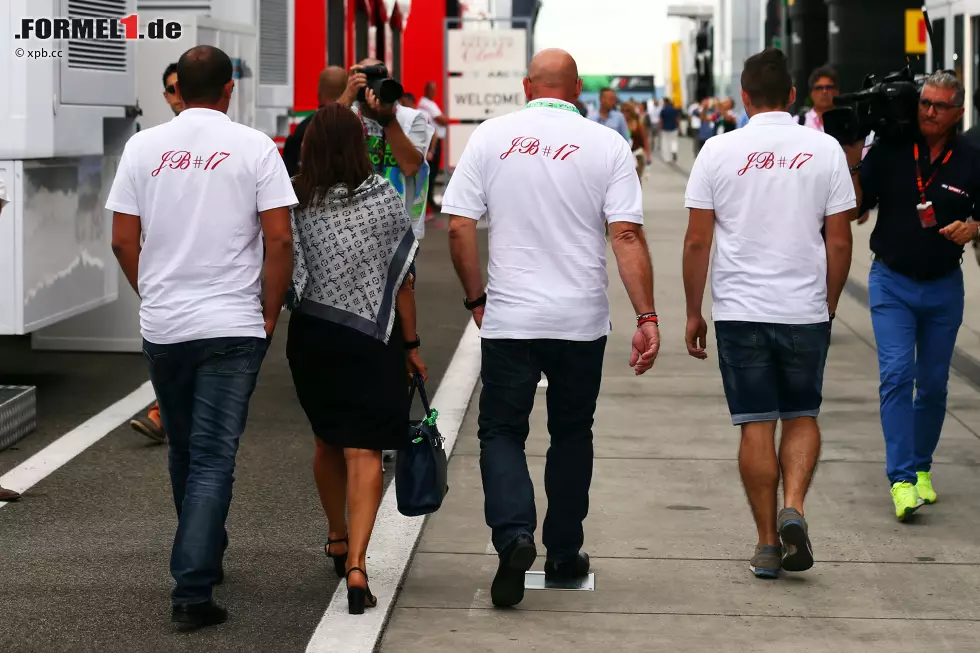 Foto zur News: Auf Einladung von Bernie Ecclestone stattet die Familie Bianchi der Formel 1 einen Besuch ab, nur fünf Tage nach der Beisetzung von Jules in Nizza. Ecclestone schickt einen Privatjet dorthin. &quot;Das ist eine sehr schwierige Situation für die ganze Familie&quot;, sagt Vater Philippe Bianchi. &quot;Aber wir wollten mit allen hier sein, um Jules in Gedanken noch einmal zu unterstützen.&quot;