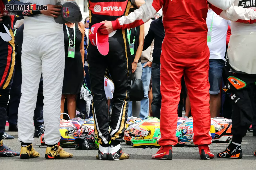 Foto zur News: Bewegende Geste vor dem Start: Die Fahrer bilden einen Kreis, legen ihre Helme in die Mitte und umarmen die Familie Bianchi nach der Schweigeminute. Einige sind den Tränen nahe. Felipe Massa gesteht später, dass ihn diese Momente so kurz vor dem Start möglicherweise vom eigentlichen Rennfahren abgelenkt haben - und verursacht einen zweiten Start, weil er seinen Williams nicht richtig in Position stellt.