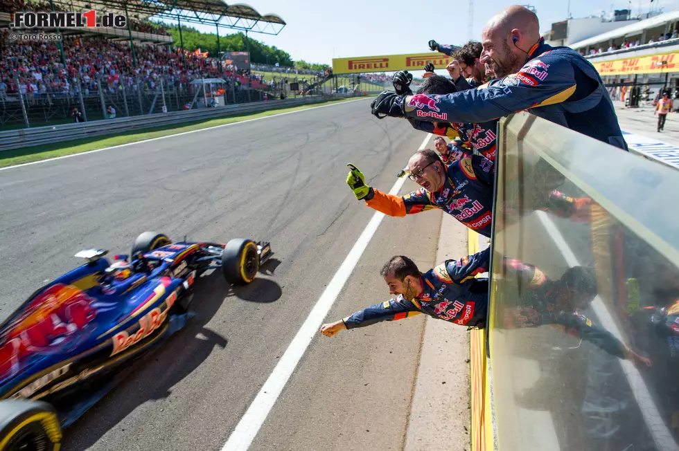 Foto zur News: Max Verstappen ist noch keine 18 Jahre alt, schnuppert aber schon am Podium der Formel 1. Die Toro-Rosso-Mechaniker jubeln nach dem vierten Platz des Niederländers über das beste Saisonergebnis...