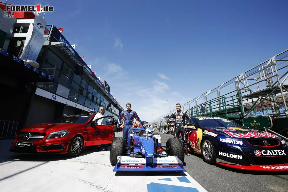 Foto zur News: Aber Webber ist nicht die einzige australische Motorsport-Legende in Melbourne: Motorrad-Champion Mick Doohan posiert mit den V8-Supercar-Assen Cameron McConville und Craig Lowndes. Formel-1-Weltmeister Alan Jones lässt sich das Rennen ebenfalls nicht entgehen.