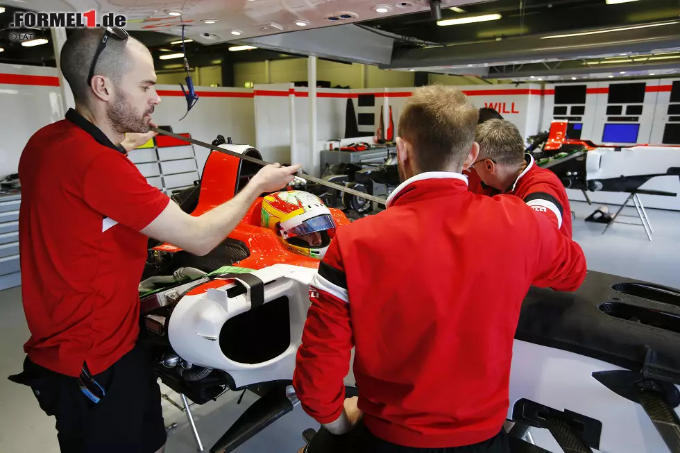 Foto zur News: Die schlechten News am ersten Rennwochenende: Manor-Marussia kommt zwar in den Albert Park, fährt aber nicht. Angeblich, weil die Motorensoftware nicht rechtzeitig flott gemacht werden kann. Ferrari-Teamchef Maurizio Arrivabene bringt&#039;s wohl besser auf den Punkt, wenn er sagt: &quot;No money, no honey.&quot;