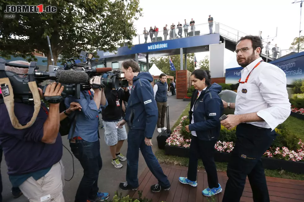 Foto zur News: In finanzieller Schieflage auch das Sauber-Team. Monisha Kaltenborn kommt direkt aus dem Gerichtssaal an die Rennstrecke. Dass nicht die Handschellen klicken oder zumindest die Autos beschlagnahmt werden, ist auch Bernie Ecclestone zu verdanken, der sich eingeschaltet hat, um nicht noch ein Team zu verlieren.