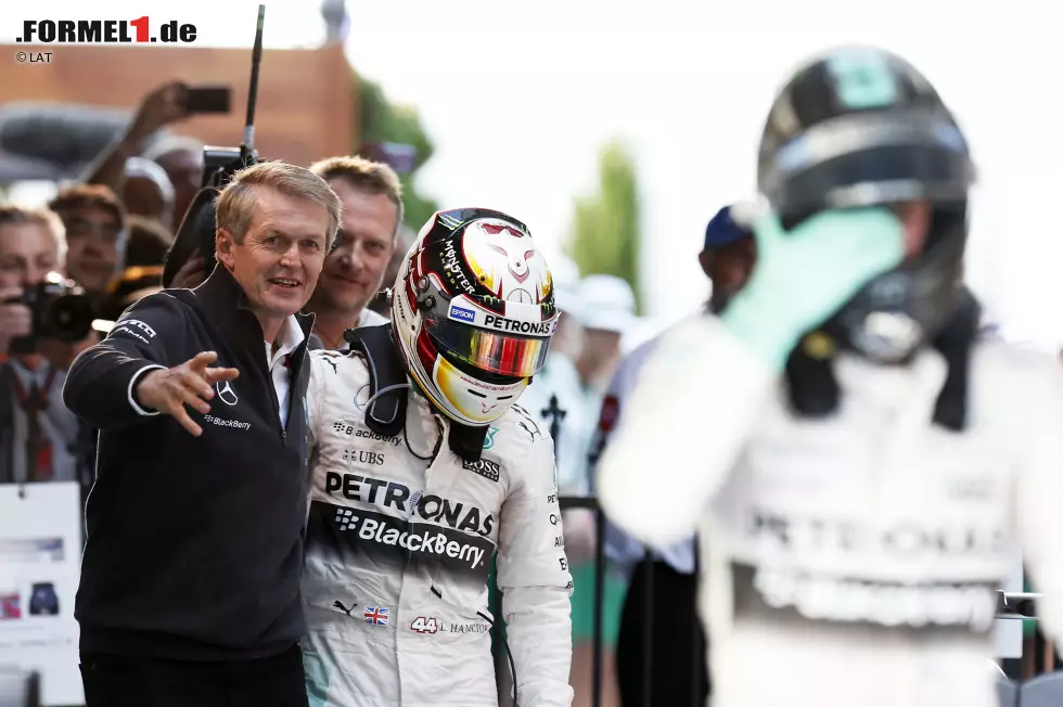 Foto zur News: Mercedes-Vorstand Thomas Weber feiert mit Auftaktsieger Lewis Hamilton. Nico Rosberg wirkt nach Platz zwei enttäuscht. Zurecht: Er macht im Rennen keinen Stich gegen den Teamkollegen und ist meilenweit von einer Wiederholung des Vorjahressieges entfernt.