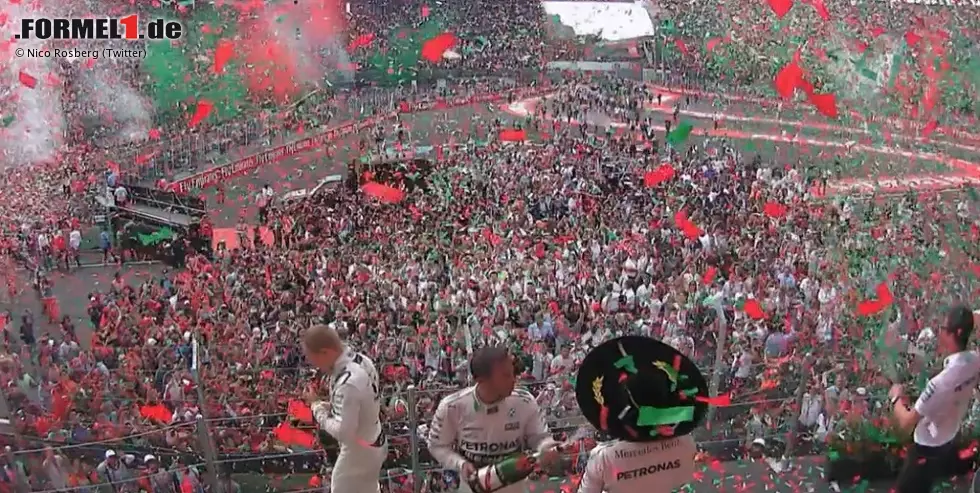 Foto zur News: ... besonders bei dieser Kulisse: 134.850 Zuschauer feiern die Formel 1 in Mexiko wie ein Volksfest - und auch den Sieger: &quot;Nico! Nico!&quot; Das Podium hat Architekt Hermann Tilke nicht wie sonst bei Start und Ziel aufstellen lassen, sondern im neuen Stadion, wo früher die legendäre Peraltada-Kurve war. Und heute immer noch Baseball gespielt wird, wenn nicht gerade Formel-1-Autos fahren oder Rockstars singen.