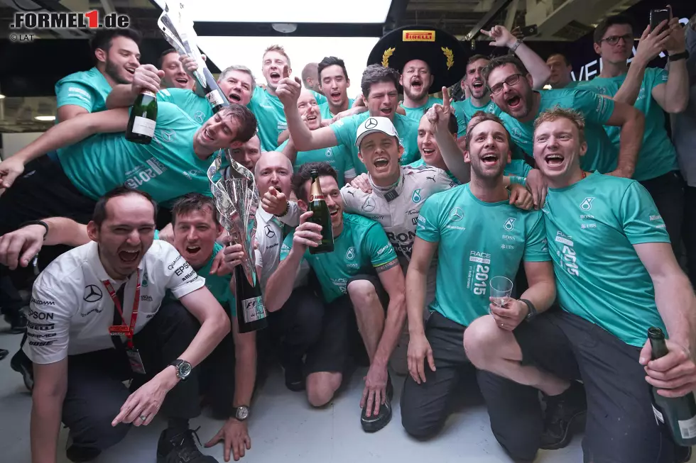 Foto zur News: Dass Lewis Hamilton am liebsten die Teamstrategie verweigert hätte, um Rosberg auszutricksen, ist rasch vergessen. Man hat das Gefühl: Nachdem der Brite in Austin seinen dritten WM-Titel fixiert sind, freuen sich bei Mercedes alle über einen anderen Sieger - der schon Gefahr gelaufen ist, psychologisch einen Knacks zu erleiden.