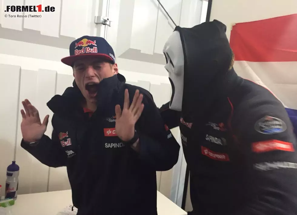 Foto zur News: Indes treibt bei Toro Rosso ein Helloween-Monster sein Unwesen, das nicht nur das Buffet plündert, sondern auch Max Verstappen in Angst und Schrecken versetzt. Mit zarten 18 darf man noch Angst haben. &quot;Scream&quot; lässt grüßen.