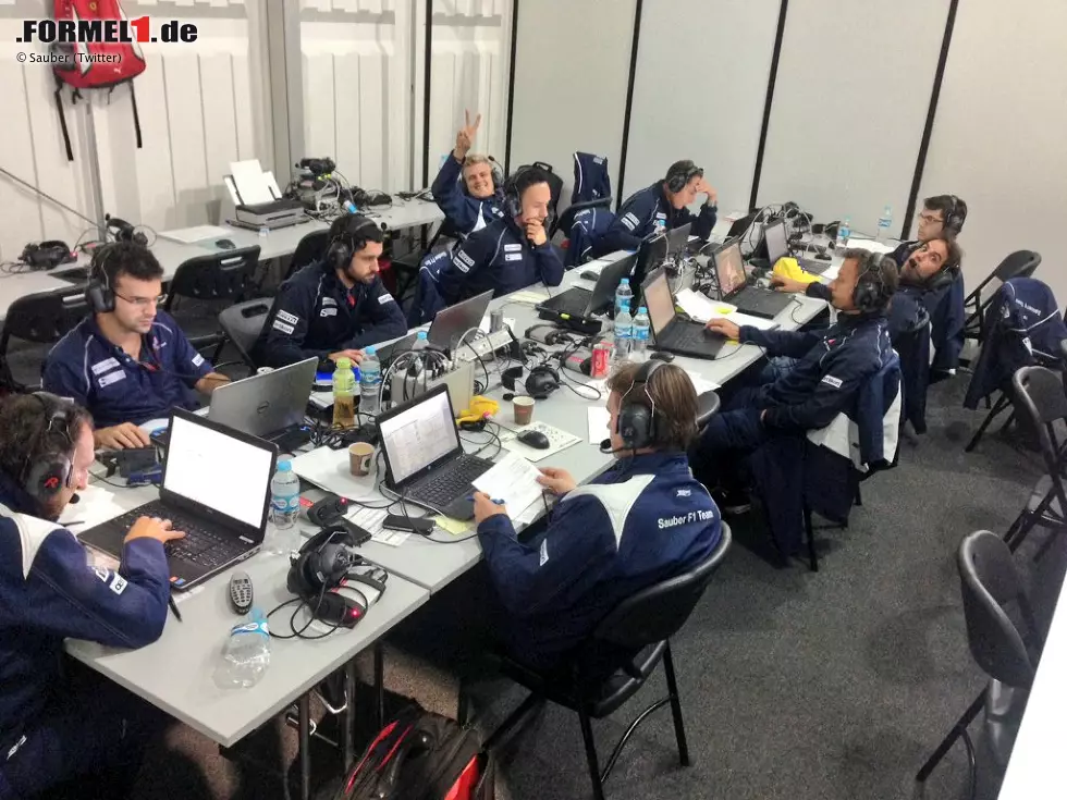 Foto zur News: Suchbild beim Sauber-Briefing: Wo sind die Herren Ericsson und Nasr? Kleiner Tipp: Es gibt auf dem Foto genau zwei Personen, die nicht in ihren Monitor vertieft sind...