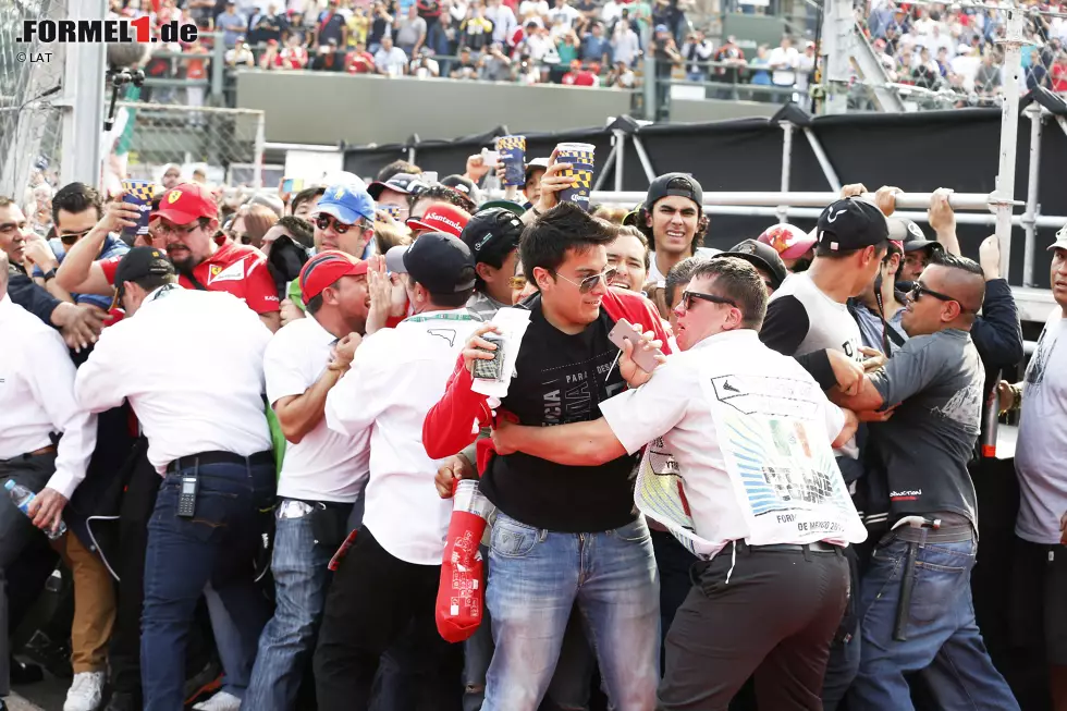 Foto zur News: Mexiko außer Rand und Band: Die Security hat alle Mühe, die Fans im Zaum zu halten - und kapituliert spätestens bei der Siegerehrung. Was der Gänsehautstimmung keinen Abbruch tut.