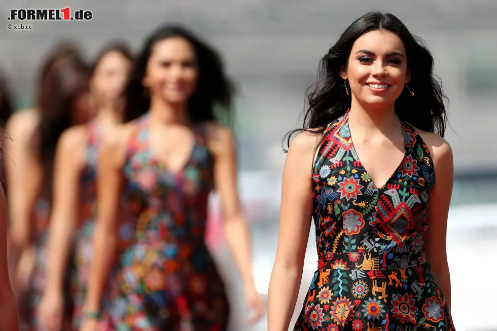 Foto zur News: Die schönsten Bilder aus Mexiko? Wenn Sie uns Fragen: die Gridgirls! Auch wenn eine der hübschen Damen wenige Minuten vor dem Start in Ohnmacht fällt. Ob wegen der Hitze oder wegen des unwiderstehlichen Charmes von Senor Perez, entzieht sich unserer Kenntnis.