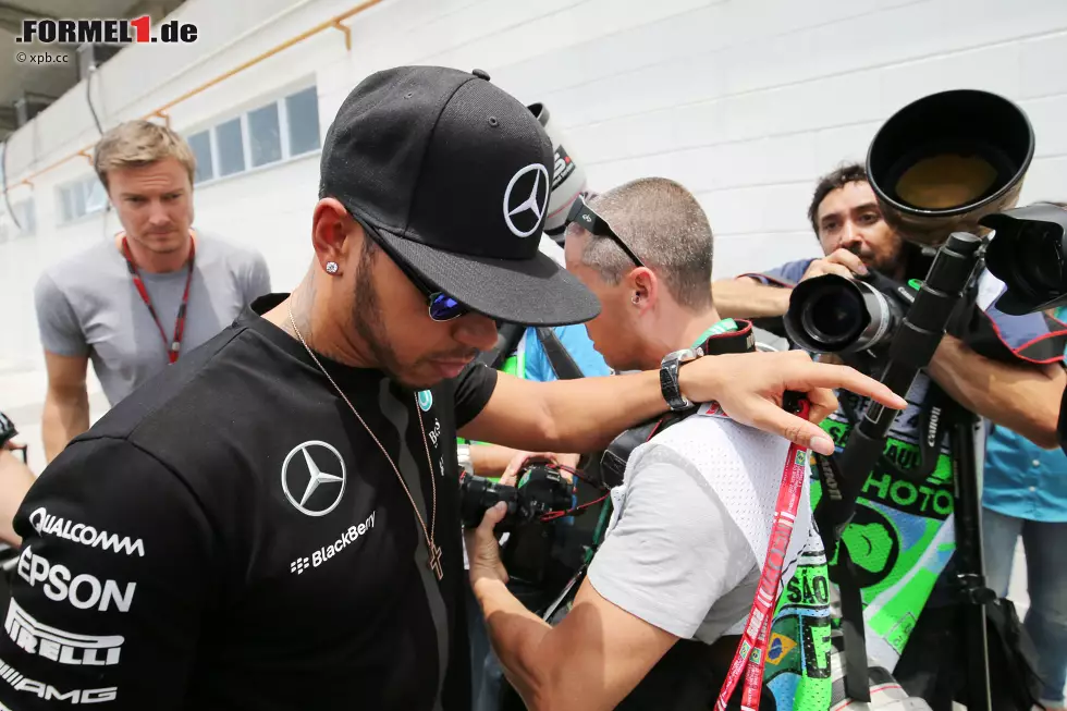 Foto zur News: Doch darüber wird in Brasilien nicht mehr gesprochen, und Hamilton wirkt gelinde gesagt genervt, als er am Donnerstag im Paddock ankommt. Übrigens um einen Tag später als geplant. Wegen Fieber, so die offizielle Begründung.