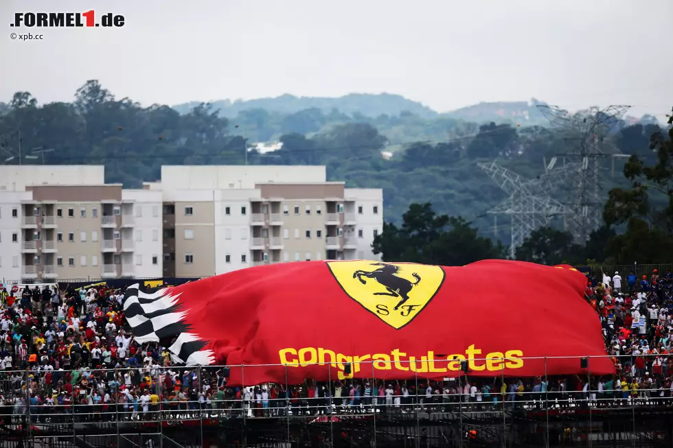 Foto zur News: Manche Dinge ändern sich in Interlagos nie. Zum Beispiel, dass auf Höhe der ersten Zwischenzeit eine riesengroße Ferrari-Flagge ausgerollt wird. Und das, obwohl Rubens Barrichello und Felipe Massa längst nicht mehr Ferrari fahren.