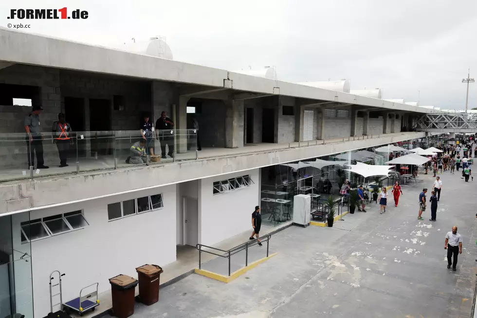 Foto zur News: Barrichello ist nicht einmal anwesend, sondern mit seinem Sohn beim Kartfahren in Portugal - und verpasst damit die Premiere des renovierten Paddocks im Autodromo Carlos Pace. Unten schon moderner Glaspalast, oben (wo 2016 der Paddock-Club hinkommt) noch Rohbau, und Internet-Preise jenseits der 1.000 Euro für die schnellsten Leitungen: Nicht alle sind von Interlagos neu begeistert.