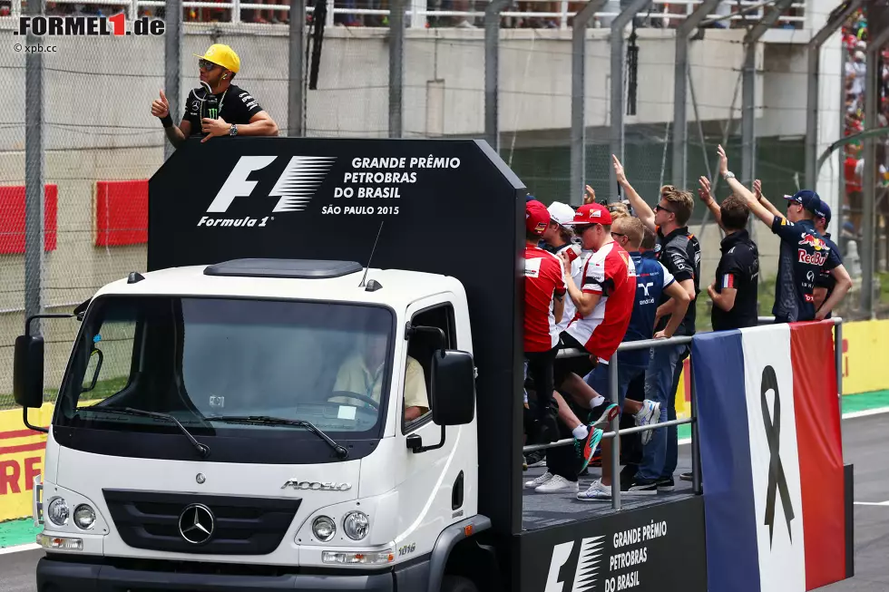 Foto zur News: Der darf sogar bei der Fahrerparade mit auf den Truck, ist inzwischen bester Kumpel von Daniel Ricciardo &amp; Co. Einige Fans stört aber etwas ganz anderes: Während die Formel 1 mit Tricolore und Black Ribbon den Terroropfern von Paris gedenkt, lässt sich Weltmeister Hamilton feiern, als wäre nichts gewesen. Das kommt nicht bei allen gut an.