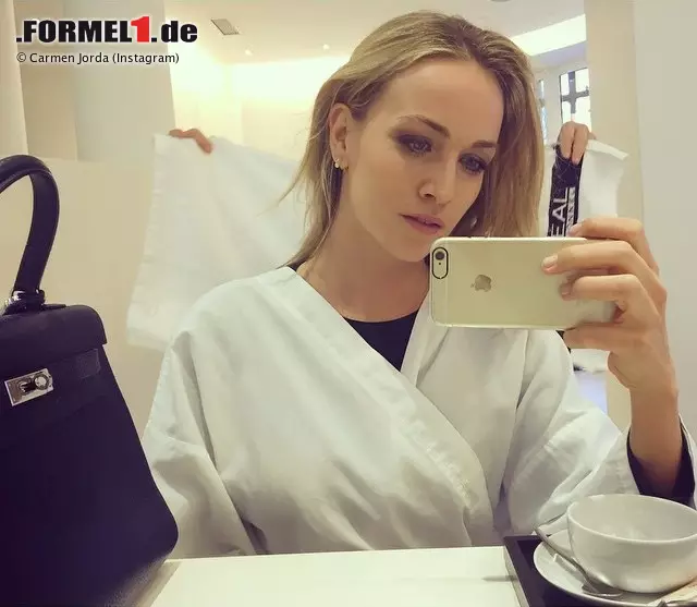 Foto zur News: Diese Frau macht Susie Wolff im Kampf um die hübscheste Formel-1-Pilotin Konkurrenz: Carmen Jorda, optischer Aufputz des Lotus-Teams. Mit ihren Schminkfotos bei Instagram tut sie allerdings wenig dafür, als Rennfahrerin ernst genommen zu werden.