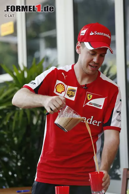 Foto zur News: Sebastian Vettel fühlt sich wohl bei Ferrari. So wohl, dass er sich für TV-Crews auch mal auf dumme Spielchen einlässt. Und dass er mit dem Cappuccino schon ganz gut umgehen kann, beweist dieses Foto.